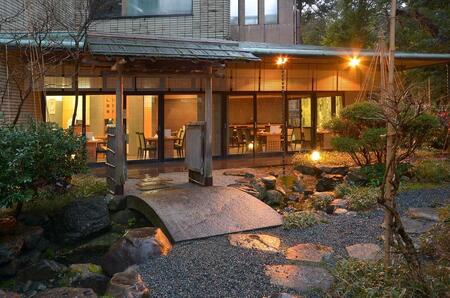 ＜連携不可＞【金沢白鳥路　ホテル山楽】平休日1泊2食付 ペア宿泊券《ツイン》