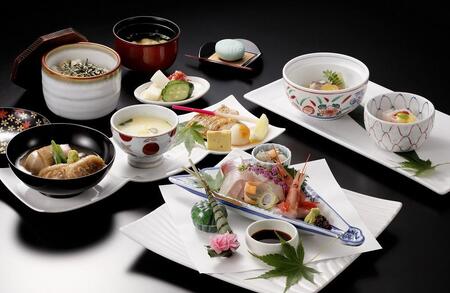 ＜連携不可＞【金沢白鳥路　ホテル山楽】平休日1泊2食付 ペア宿泊券《ツイン》