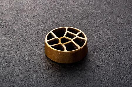 花をみずみずしく長持ち！針のない剣山 / Voronoi-L