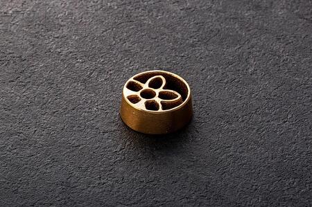 花をみずみずしく長持ち!針のない剣山 / Garden-S