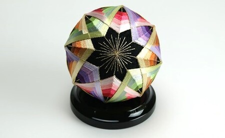 【加賀花てまり】（束ねのし）花てまり・大［黒塗台］