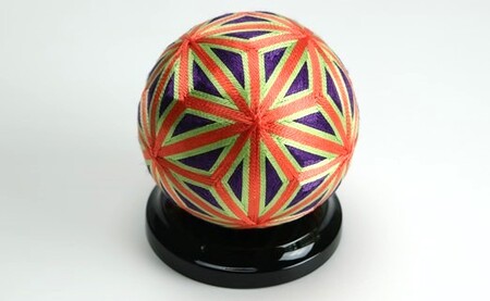 【加賀花てまり】（麻の葉・紫）花てまり・大［黒塗台］