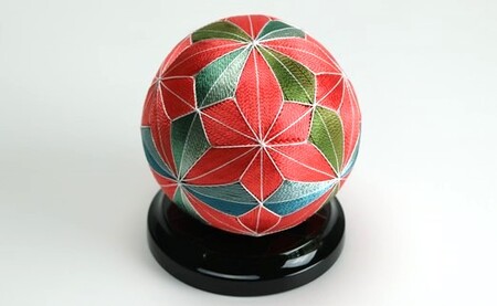 【加賀花てまり】（麻の葉・赤）花てまり・大［黒塗台］