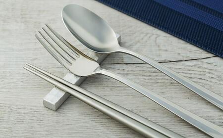 モダンなアルミ鋳物のカトラリーレスト（KAMAHACHI bar L 5本セット）