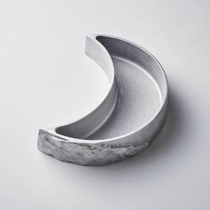 サスティナブルなアルミ鋳物のトレイ（三日月のうつわ）
