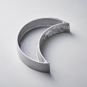 サスティナブルなアルミ鋳物のトレイ（三日月のうつわ）