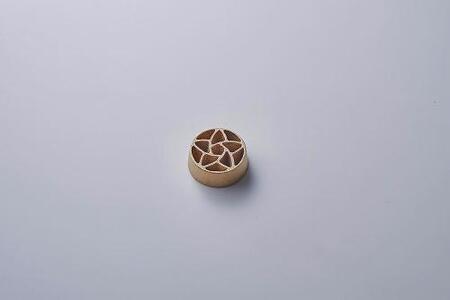 花をみずみずしく長持ち!銅合金製 針のない剣山と金属釉 水盤のセット(Hana Sサイズ)