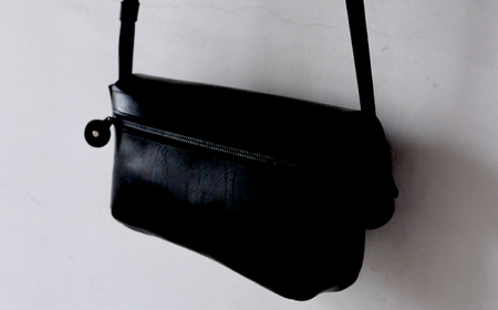 お散歩ポーチ ワイド マチ付き 【ブラック】 本革 イタリアンレザー  / 軽量 ショルダーバッグ 牛革 シンプル 小浜市 / topiv[BFAI019]