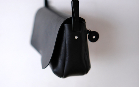 お散歩ポーチ ワイド マチ付き 【ブラック】 本革 イタリアンレザー  / 軽量 ショルダーバッグ 牛革 シンプル 小浜市 / topiv[BFAI019]