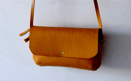 お散歩ポーチ 【マスタード】 本革 イタリアンレザー  / ショルダーバッグ 軽量 牛革 スマホポケット付き 小浜市 / topiv[BFAI020]