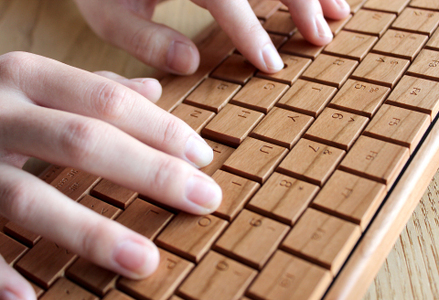 【Hacoa】無機質なパソコン周りに温もりをプラスする木製キーボード チェリー「Full Ki-Board Wireless」