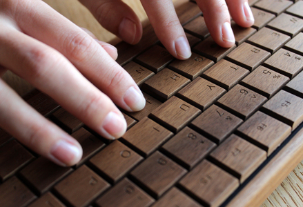 【Hacoa】無機質なパソコン周りに温もりをプラスする木製キーボード ウォールナット「Full Ki-Board Wireless