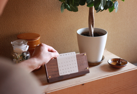【Hacoa】木の経年変化を楽しむ卓上万年カレンダー ウォールナット 「Desk Calendar Eternal」