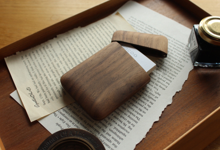 【Hacoa】おしゃれで美しいデザインの木製名刺入れ ウォールナット「Card Case Gentle」