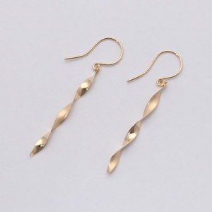 K18　ダブルテクスチャーピアス　GD-3077