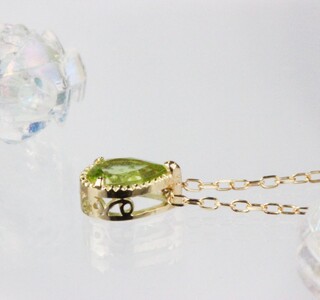 K10YGペリドットしずくペンダント【KPE-2075】