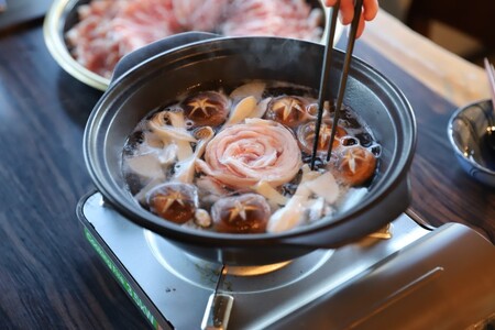 E【季節限定】しゃぶしゃぶに♪約5人前!!北海道産/星空の黒牛(交雑牛)リブロース1kg◆あっさりとした赤身肉の旨み!! 魚介の旨味と上品な出汁『のどぐろしゃぶしゃぶ』食べてみた | 旅する