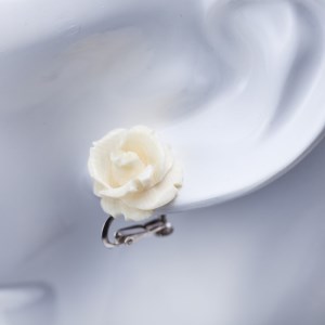 バラ彫刻のネックレスとイヤリング象牙調