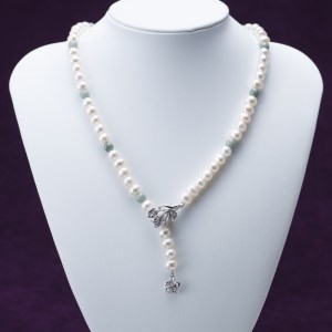 山梨県甲府市にて製作 淡水真珠の寿ぎネックレス 翡翠使用