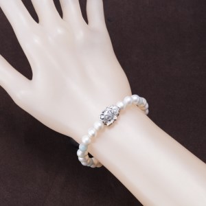 山梨県甲府市にて製作　淡水真珠の寿ぎブレスレット　翡翠とダイヤ使用