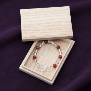 山梨県甲府市にて製作　伝統工芸士手作り　水晶のうさぎブレスレット　目にはルビー