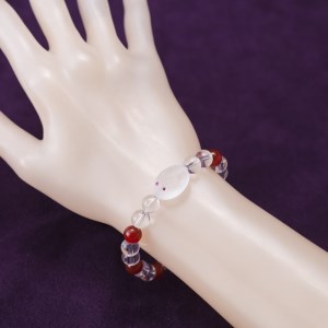 山梨県甲府市にて製作　伝統工芸士手作り　水晶のうさぎブレスレット　目にはルビー