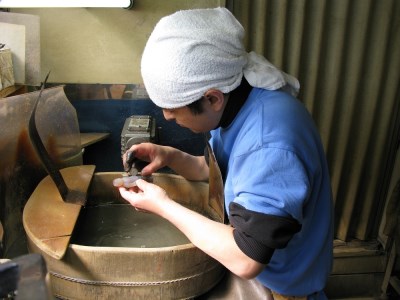 山梨県甲府市にて製作　伝統工芸士手作り　水晶のうさぎブレスレット　目にはルビー