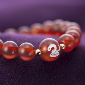 山梨県甲府市にて製作　赤瑪瑙の白蛇ブレスレット　愛らしいお守り