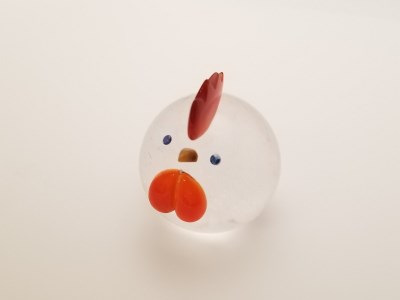 【開運】縁起　彫刻　癒し　親子鶏　甲州水晶貴石細工　インテリア　置物 Amazon.co.jp: 甲州水晶貴石細工 「鶏」 作者：三山 希少 伝統工芸