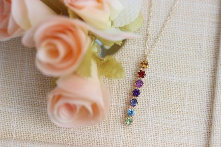 K10YG アミュレット マルチカラー七色ペンダント 甲府市ジュエリーネックレス【KPE-2268】