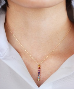 K10YG アミュレット マルチカラー七色ペンダント 甲府市ジュエリーネックレス【KPE-2268】