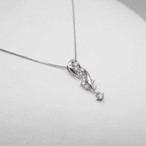 ジュエリー産地甲府 PTダイヤモンドデザインペンダント 0.30ct　81332