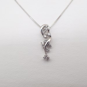 ジュエリー産地甲府 PTダイヤモンドデザインペンダント 0.30ct　81332