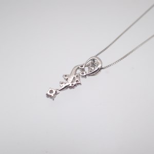 ジュエリー産地甲府 PTダイヤモンドデザインペンダント 0.30ct　81332