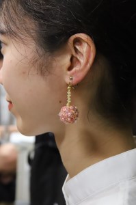 Jupiter A・a】揺れる糸玉イヤリング ピンク系 | 山梨県富士吉田