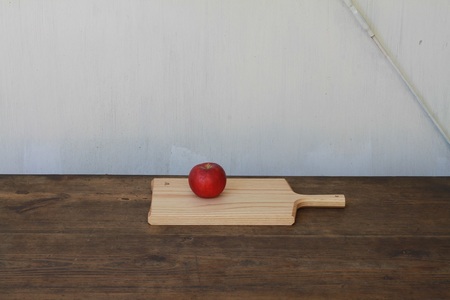 カッティングボード「ハゴイタ」 カッティングボード まな板 羽子板型 ハゴイタ 北杜市産栗材使用 自然塗料仕上 天然木 無垢材 1点物 キッチン用品 ギフト 贈り物 やまのかみ木工所 山梨県 北杜市