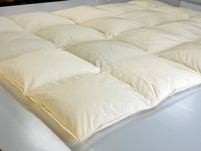 リサイクル羽毛合掛け布団　白州洗いのリサイクル羽毛ダウン90％使用　羽毛量600ｇ　合掛け　シングルサイズ  羽毛布団 羽毛合掛け リサイクル羽毛 ダウン90％ 羽毛量600ｇ シングル 150cm×210cm 羽毛 合掛け 白州洗い 寝具 布団 掛け布団 立体キルト 山梨県 北杜市