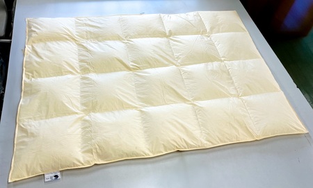 リサイクル羽毛合掛け布団　白州洗いのリサイクル羽毛ダウン90％使用　羽毛量600ｇ　合掛け　シングルサイズ  羽毛布団 羽毛合掛け リサイクル羽毛 ダウン90％ 羽毛量600ｇ シングル 150cm×210cm 羽毛 合掛け 白州洗い 寝具 布団 掛け布団 立体キルト 山梨県 北杜市