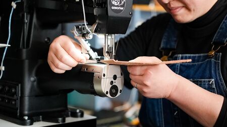 甲州和紙と峡南レザーのスマホケース iPhone 【猪革:こげ茶色 × 和紙:りんどう色】 Handmade leather works coworker [5839-8360]