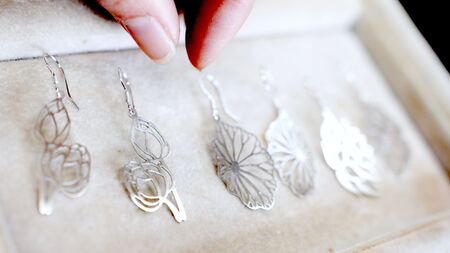 【職人手作り】蓮の花 シルバーピアス 透かし加工 軽い｜シルバー925 ロジウムメッキ ヨイアサー屋（女性職人）山梨県 市川三郷町 [5839-2239]