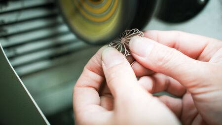 【職人手作り】蓮の花 シルバーピアス 透かし加工 軽い｜シルバー925 ロジウムメッキ ヨイアサー屋（女性職人）山梨県 市川三郷町 [5839-2239]