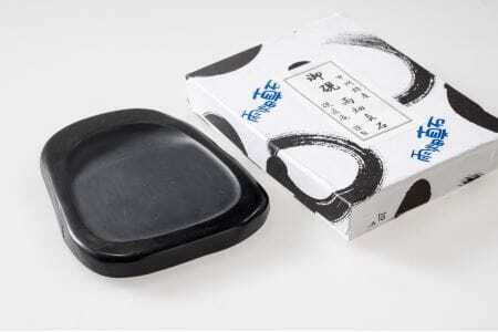 雨畑真石硯（縦約14.5ｃｍ　横約9ｃｍ　厚さ約2ｃｍ）