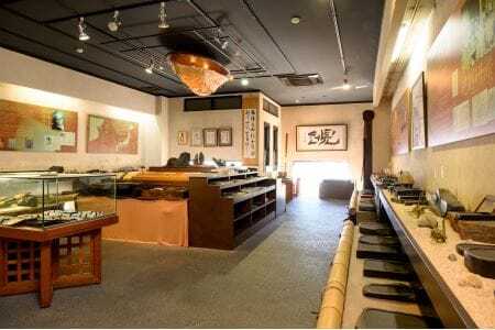 雨畑真石硯（縦約14.5ｃｍ　横約9ｃｍ　厚さ約2ｃｍ）