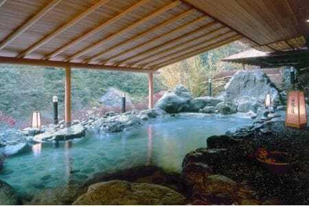 【西山温泉慶雲館】特別客室 1泊2食付ペア宿泊券 源泉100％掛け流しの温泉で贅沢なひとときを