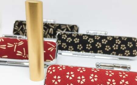 【赤地に白漆サクラ柄】印鑑 甲州印伝ケース付ゴールドチタン印鑑12mm丸