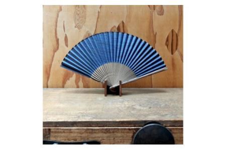 途絶えた伝統復活「甲斐絹扇子」紺絣