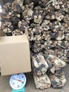 【未乾燥】広葉樹の薪32cm　約100kg（25kg×4箱） ※北海道・沖縄・離島への配送不可