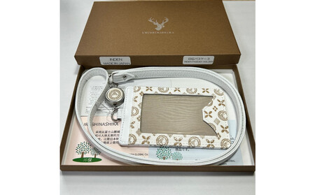 白い甲州印伝「URUSHINASHIKA」パスケース（リール付き）1個