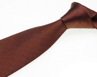 郡内織物「富士桜工房」シルクネクタイ『燻』梨地無地  柿渋色
