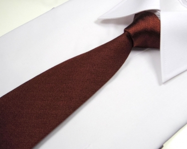 郡内織物「富士桜工房」シルクネクタイ『燻』梨地無地  柿渋色